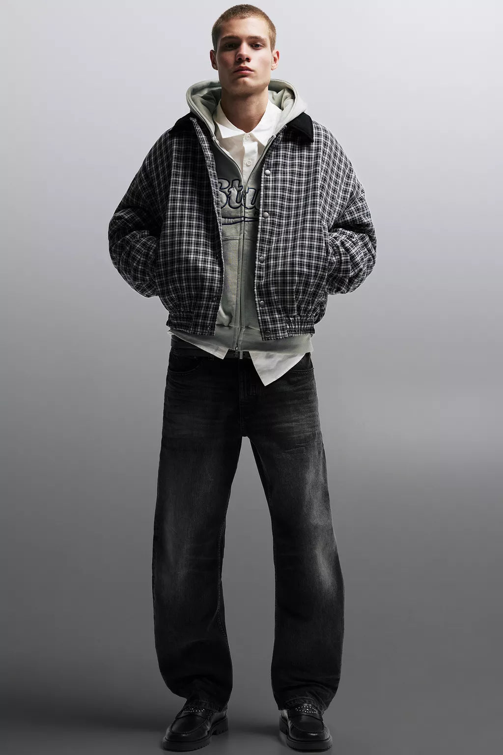 Low-rise baggy jeans