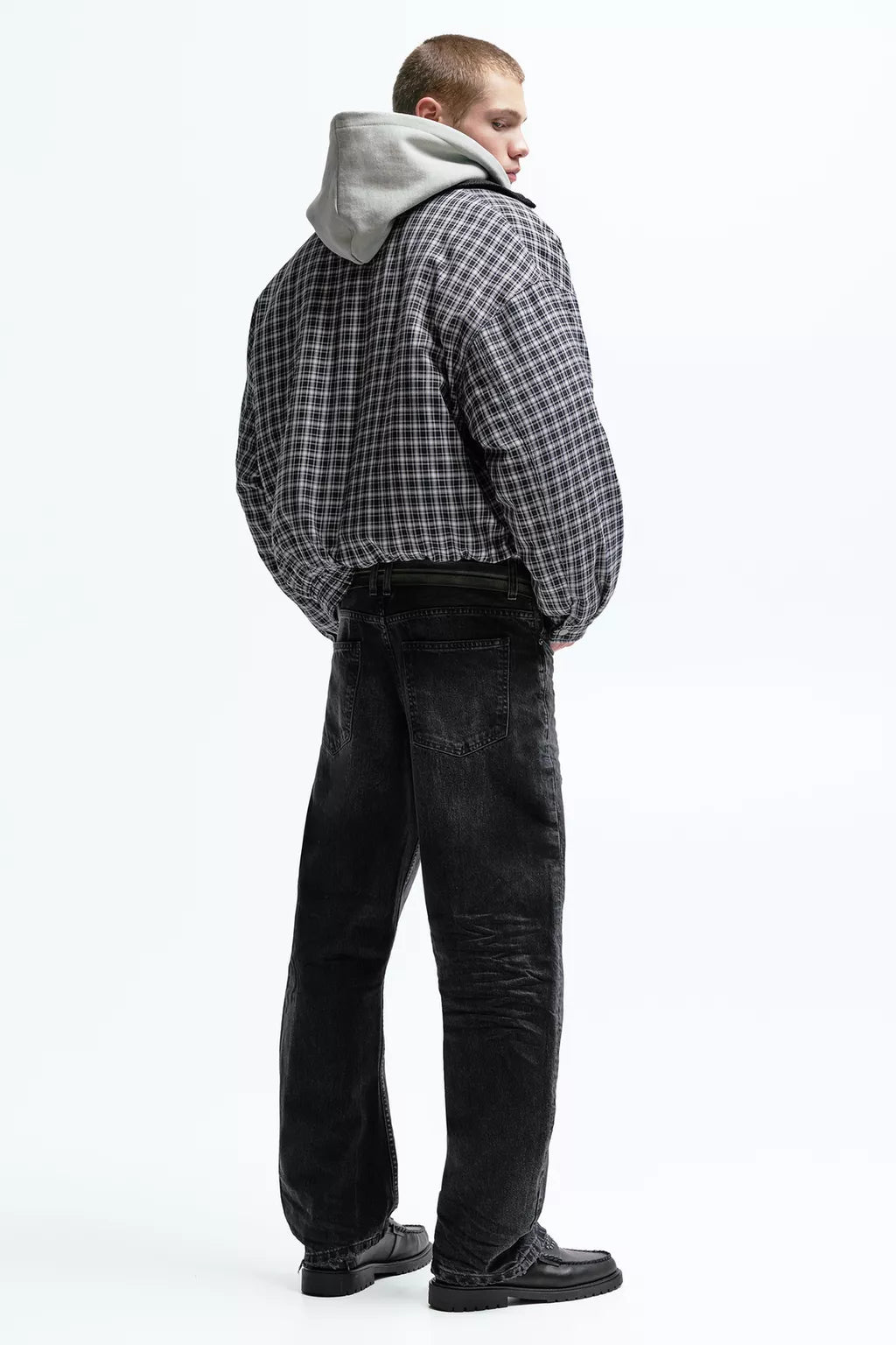 Low-rise baggy jeans