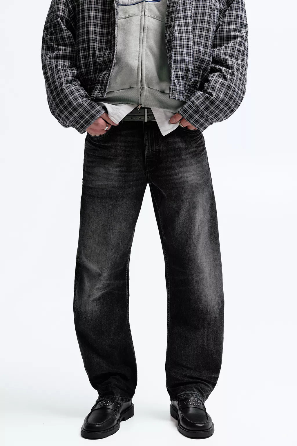 Low-rise baggy jeans