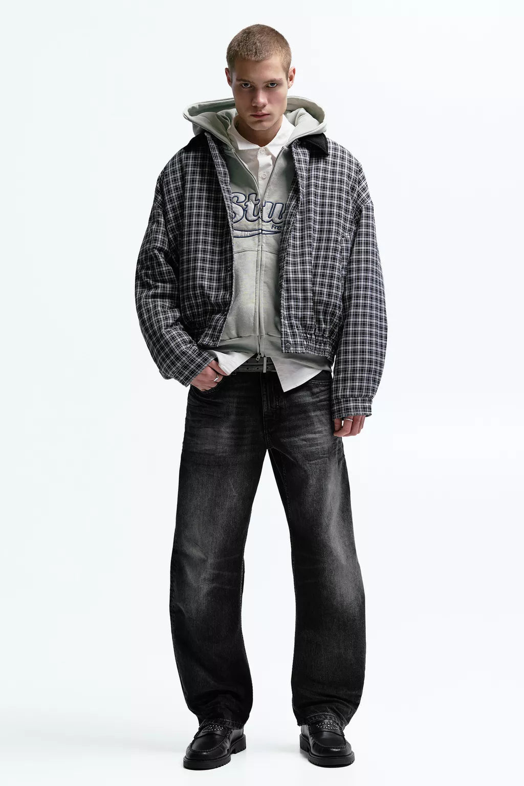 Low-rise baggy jeans