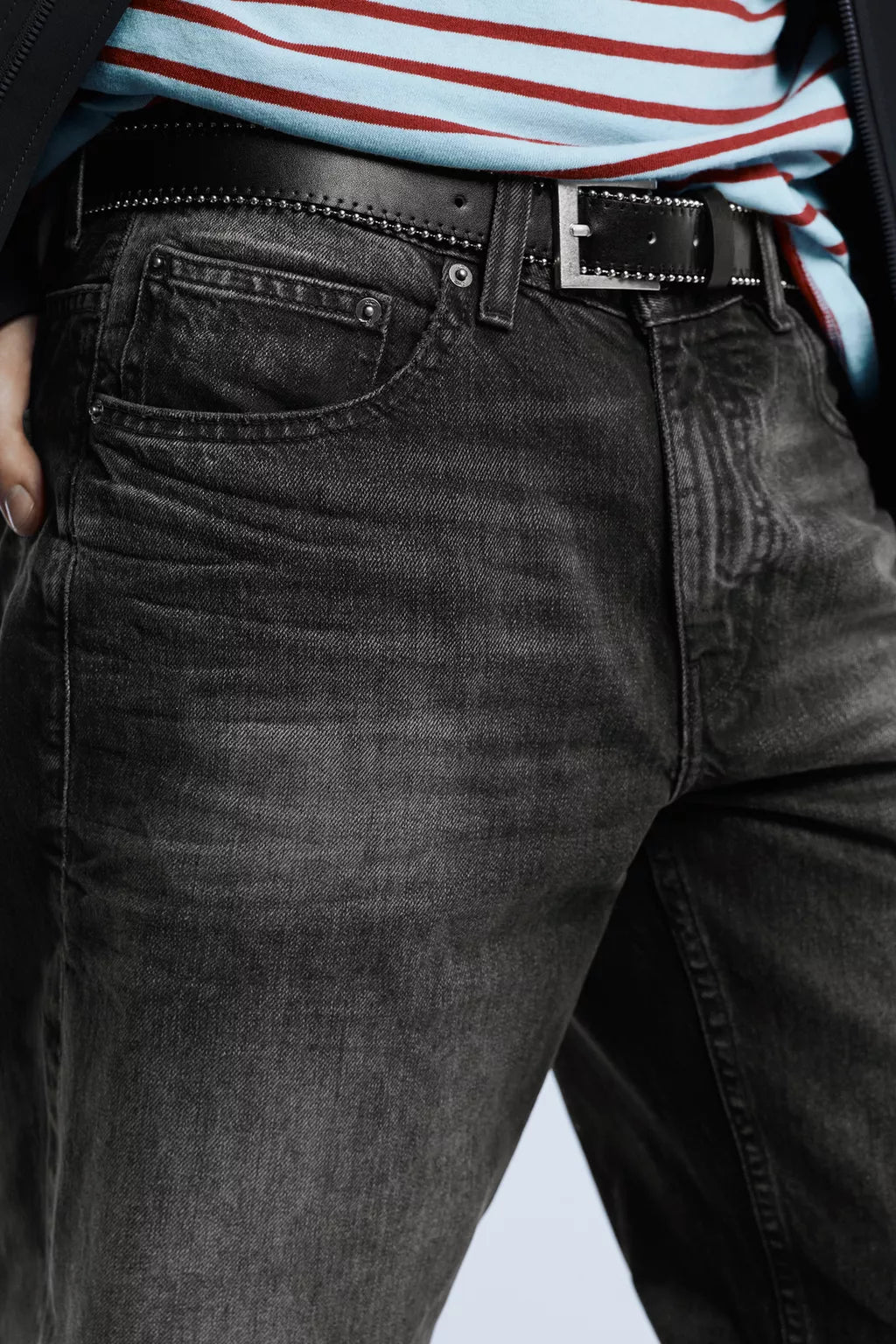 Low-rise baggy jeans