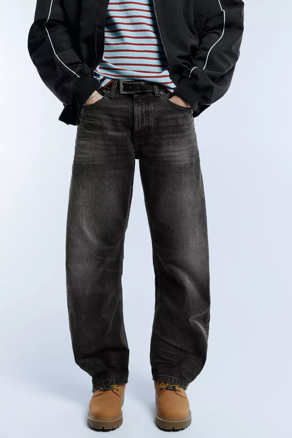 Low-rise baggy jeans