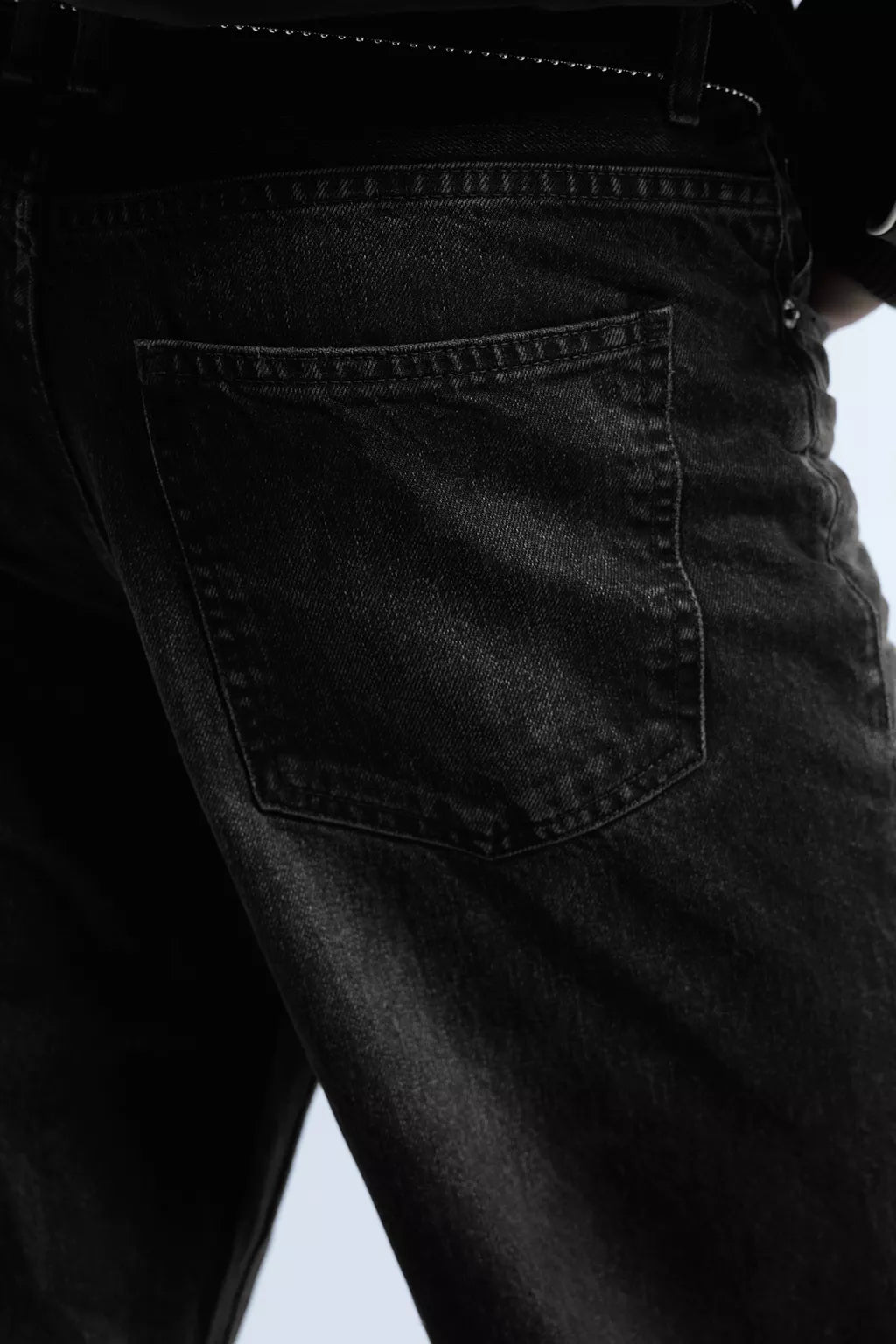 Low-rise baggy jeans