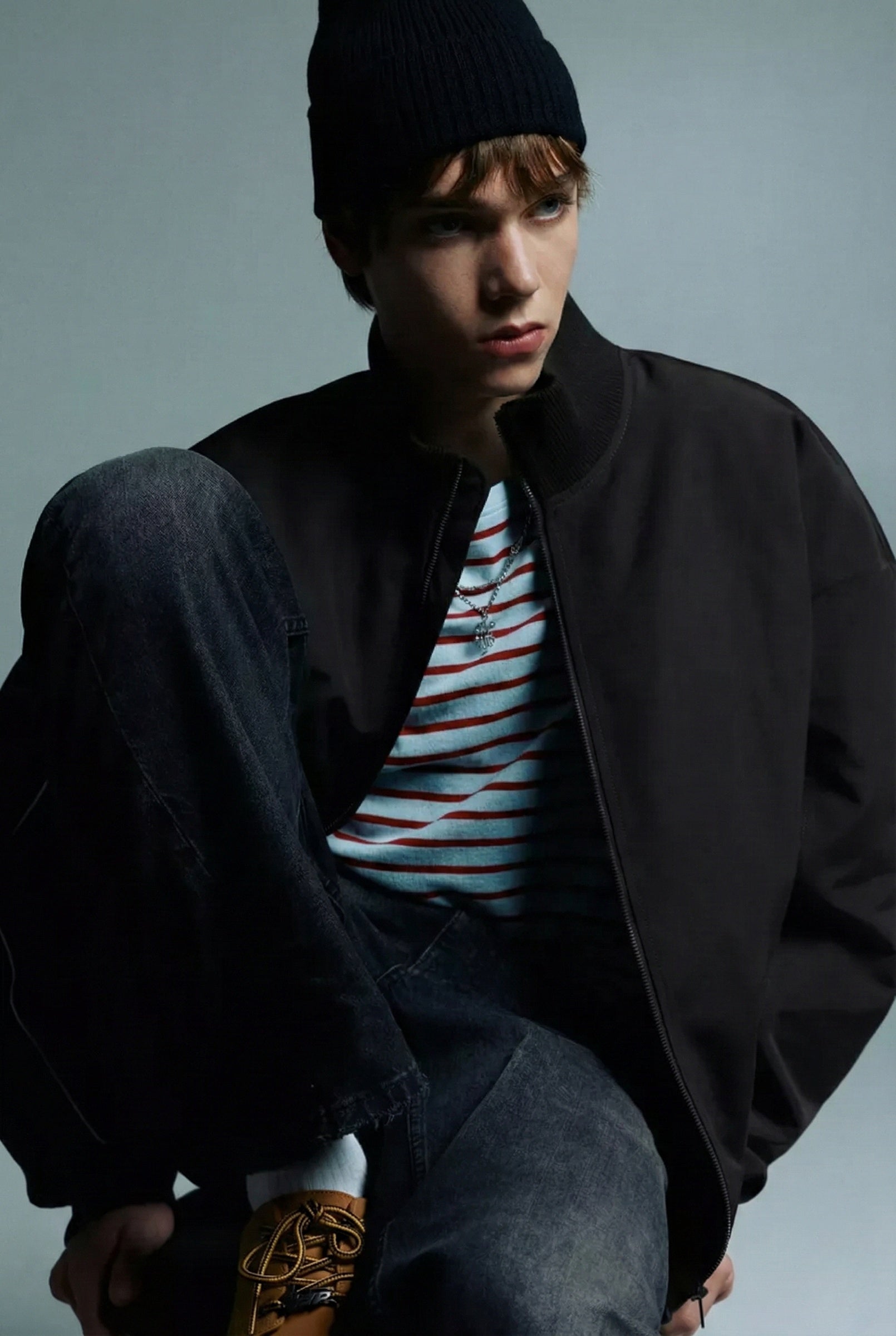 Low-rise baggy jeans